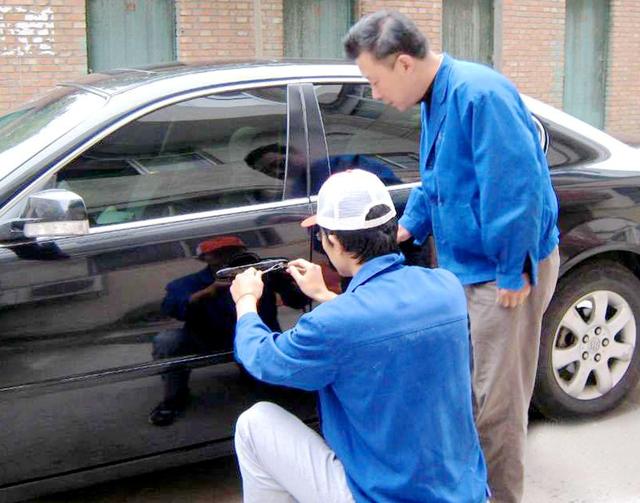 虹梅路汽车钥匙丢在车里面怎么办?